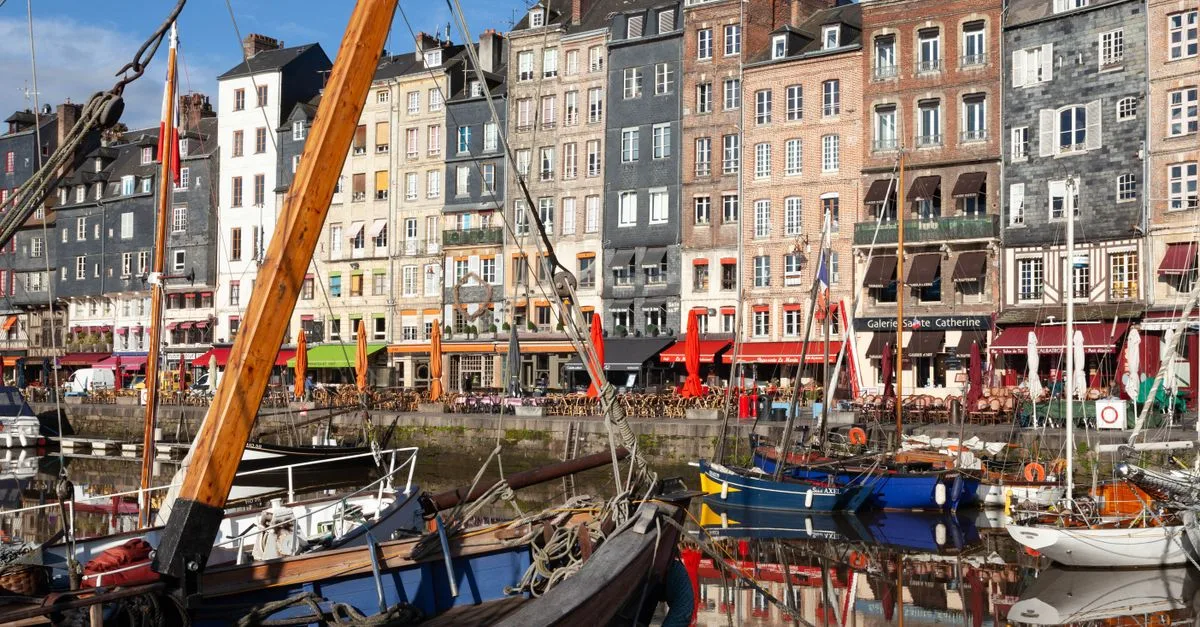 découvrez la cuisine normande, riche en saveurs authentiques, avec ses spécialités à base de produits locaux comme le camembert, le cidre et les fruits de mer.